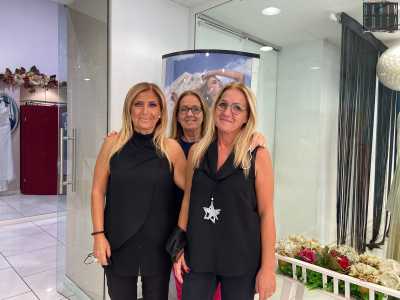 Ci spostiamo ora in via Manzoni, dove � aperto Le Spose di Paris. Nel piccolo atrio troviamo le tre sorelle Colaianni, figlie del fondatore (l�oggi 93enne Emanuele). Sono la 63enne Anita, la 66enne Enza e la 55enne Maria Cristina, quest�ultima titolare del locale dal 1995